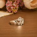 Anillo de Cruz con Corazones Gemelos: Emblema de Fuerza Espiritual y Fe Inquebrantable