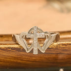 Anillo de Cruz con Corazones Gemelos: Emblema de Fuerza Espiritual y Fe Inquebrantable