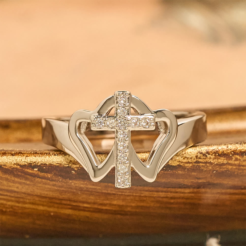 Anillo de Cruz con Corazones Gemelos: Emblema de Fuerza Espiritual y Fe Inquebrantable