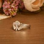 Anillo de Cruz con Corazones Gemelos: Emblema de Fuerza Espiritual y Fe Inquebrantable