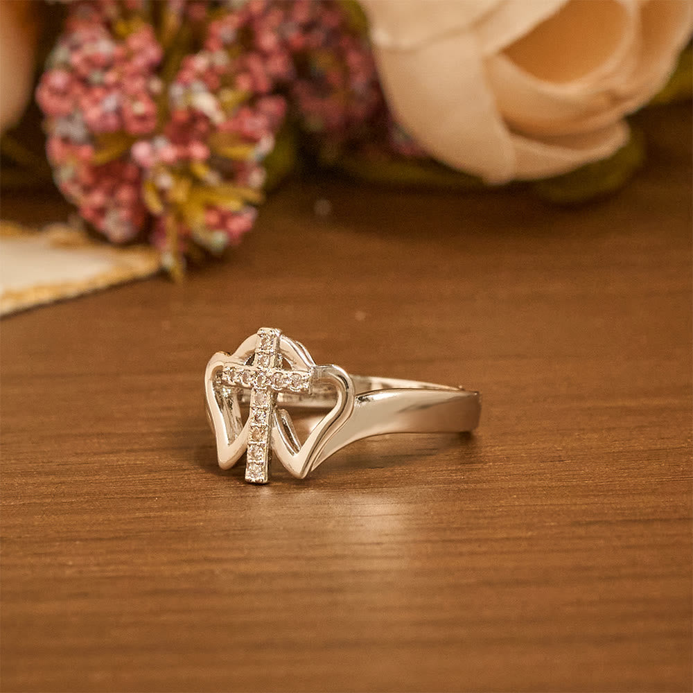 Anillo de Cruz con Corazones Gemelos: Emblema de Fuerza Espiritual y Fe Inquebrantable