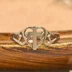 Anillo Ajustable Eterno de Corazón y Cruz: Regalo de Gracia e Intercesión Divina