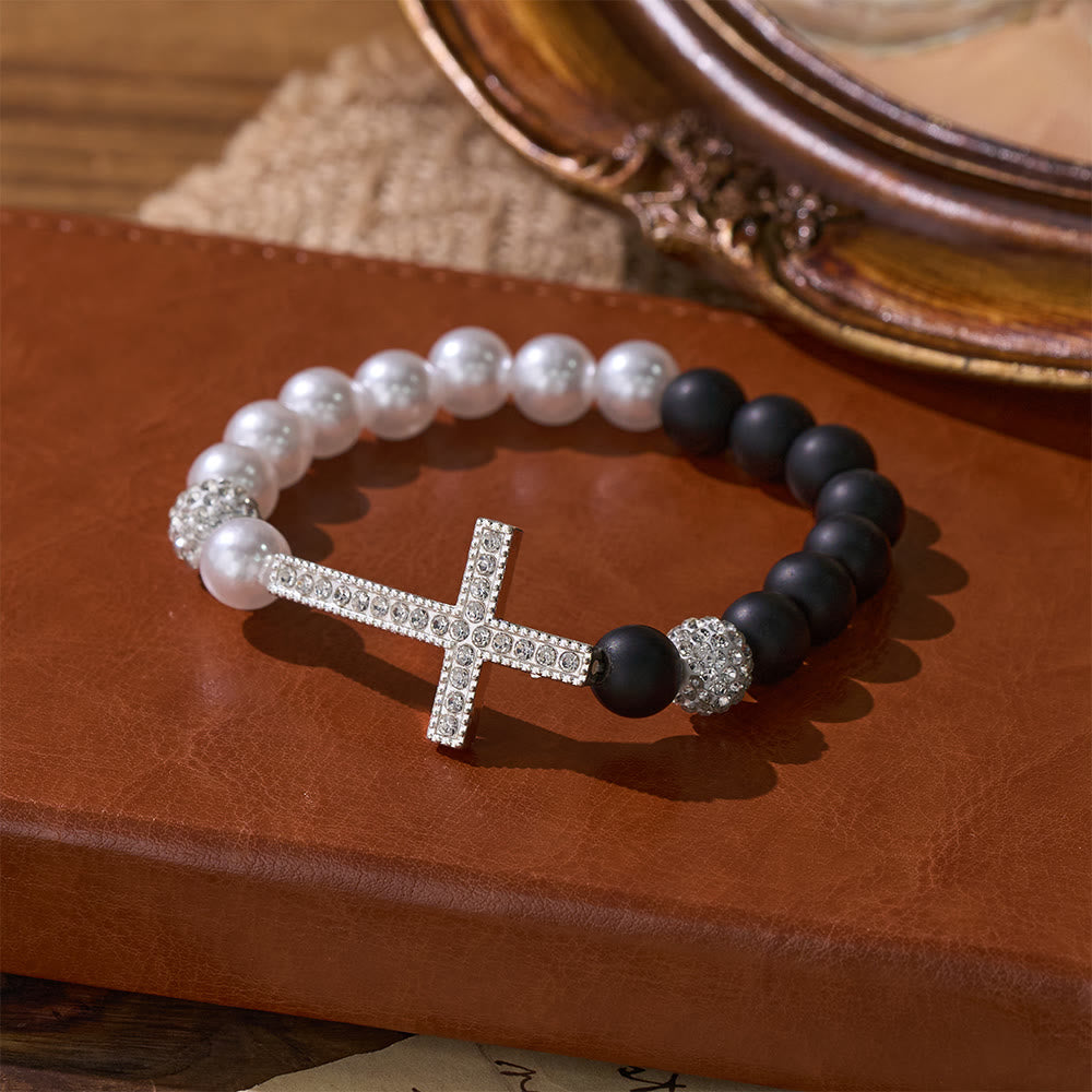 Set de 2 Pulseras de Cruz con Cuentas Blancas y Negras Mate: Pureza y Redención Divinas