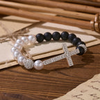 Set de 2 Pulseras de Cruz con Cuentas Blancas y Negras Mate: Pureza y Redención Divinas