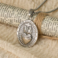 Collar con Medallón a Doble Cara del Sagrado Corazón y Cruz Tricolor: Emblema del Amor Divino