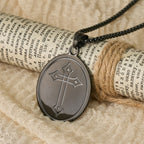 Collar con Medallón a Doble Cara del Sagrado Corazón y Cruz Tricolor: Emblema del Amor Divino