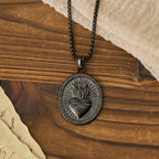 Collar con Medallón a Doble Cara del Sagrado Corazón y Cruz Tricolor: Emblema del Amor Divino