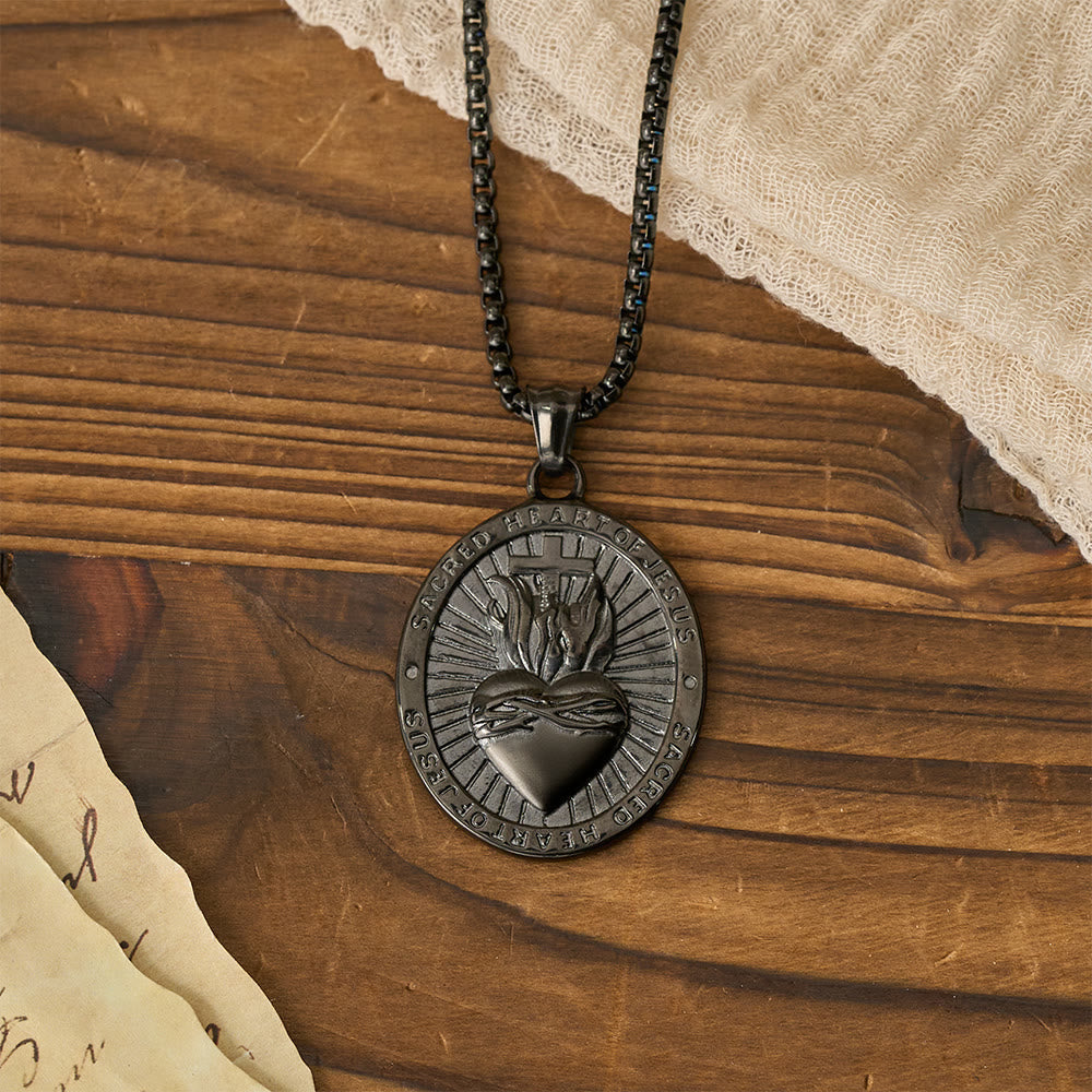Collar con Medallón a Doble Cara del Sagrado Corazón y Cruz Tricolor: Emblema del Amor Divino