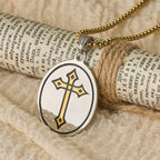 Collar con Medallón a Doble Cara del Sagrado Corazón y Cruz Tricolor: Emblema del Amor Divino