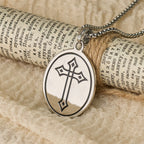 Collar con Medallón a Doble Cara del Sagrado Corazón y Cruz Tricolor: Emblema del Amor Divino