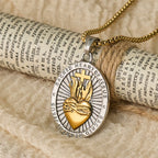 Collar con Medallón a Doble Cara del Sagrado Corazón y Cruz Tricolor: Emblema del Amor Divino