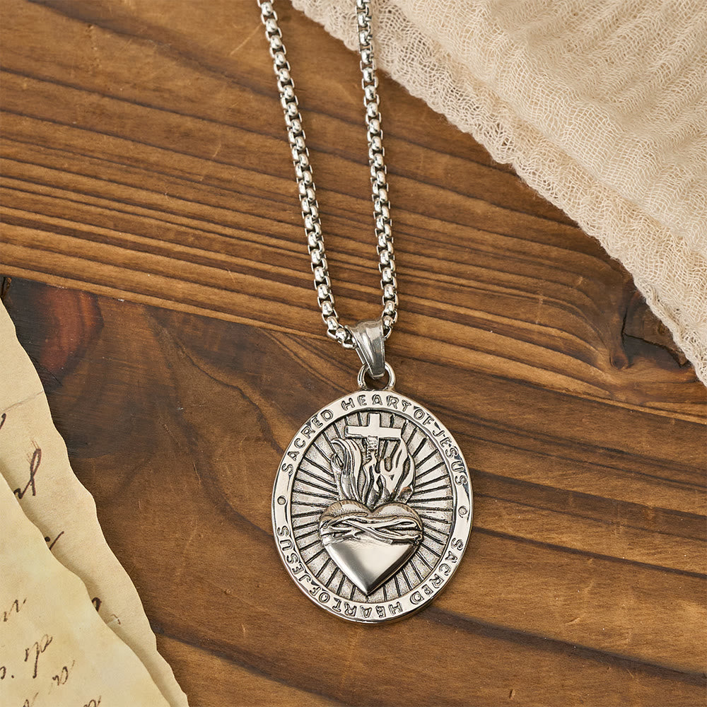 Collar con Medallón a Doble Cara del Sagrado Corazón y Cruz Tricolor: Emblema del Amor Divino