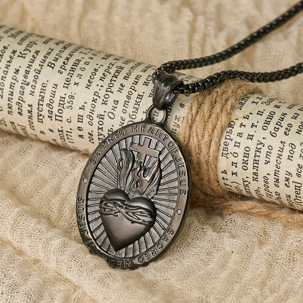 Collar con Medallón a Doble Cara del Sagrado Corazón y Cruz Tricolor: Emblema del Amor Divino