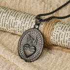 Collar con Medallón a Doble Cara del Sagrado Corazón y Cruz Tricolor: Emblema del Amor Divino