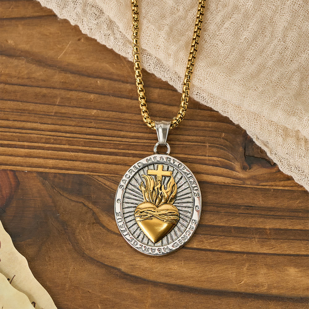 Collar con Medallón a Doble Cara del Sagrado Corazón y Cruz Tricolor: Emblema del Amor Divino
