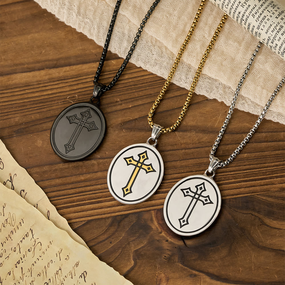 Collar con Medallón a Doble Cara del Sagrado Corazón y Cruz Tricolor: Emblema del Amor Divino