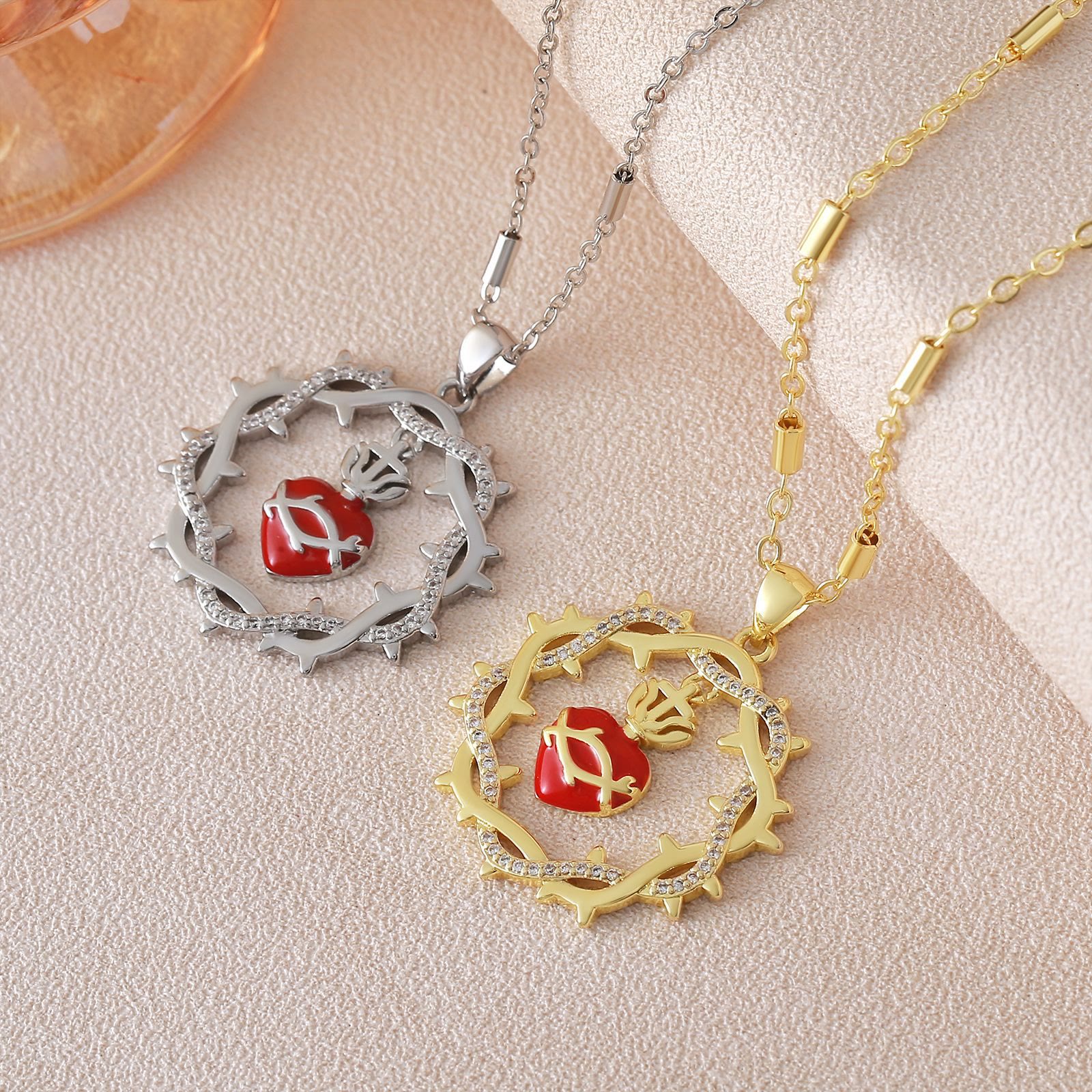 Collar Bicolor del Sagrado Corazón Coronado de Espinas: Emblema del Amor Divino