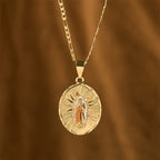 Collar con Medallón Ovalado Radiante de la Virgen María en Cuatro Estilos: Bendición Celestial