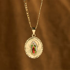 Collar con Medallón Ovalado Radiante de la Virgen María en Cuatro Estilos: Bendición Celestial