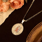Collar con Medallón Ovalado Radiante de la Virgen María en Cuatro Estilos: Bendición Celestial