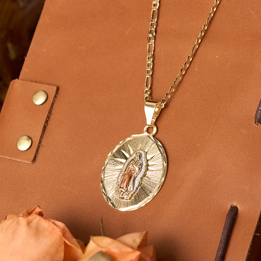 Collar con Medallón Ovalado Radiante de la Virgen María en Cuatro Estilos: Bendición Celestial