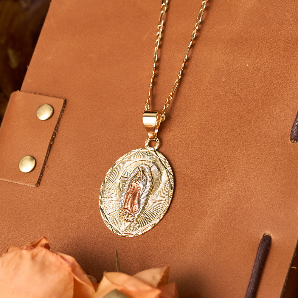 Collar con Medallón Ovalado Radiante de la Virgen María en Cuatro Estilos: Bendición Celestial