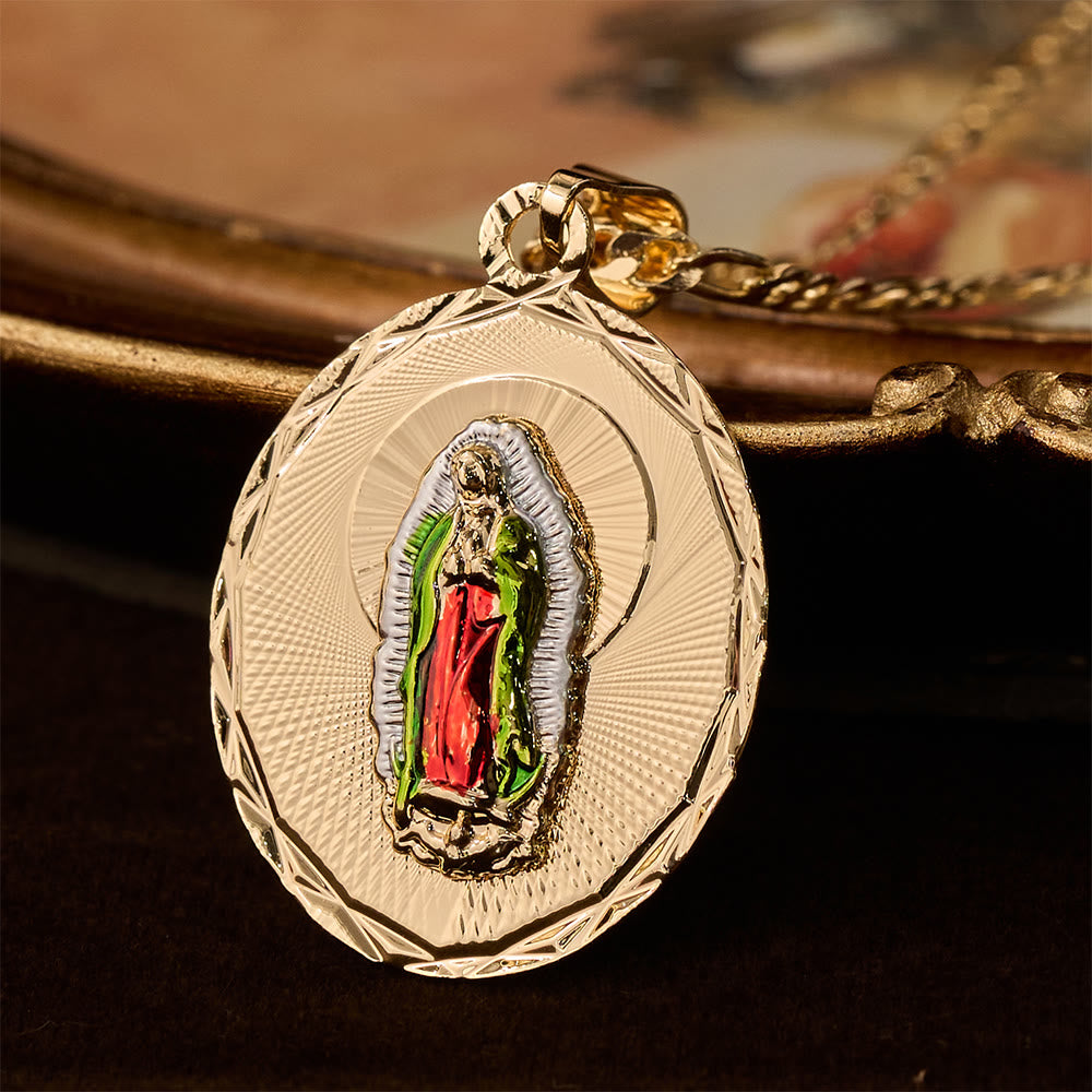 Collar con Medallón Ovalado Radiante de la Virgen María en Cuatro Estilos: Bendición Celestial