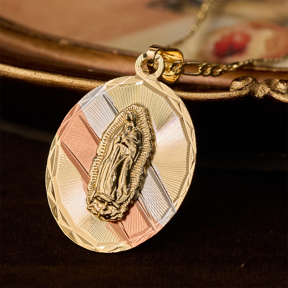 Collar con Medallón Ovalado Radiante de la Virgen María en Cuatro Estilos: Bendición Celestial