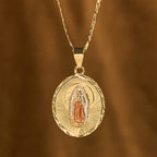 Collar con Medallón Ovalado Radiante de la Virgen María en Cuatro Estilos: Bendición Celestial