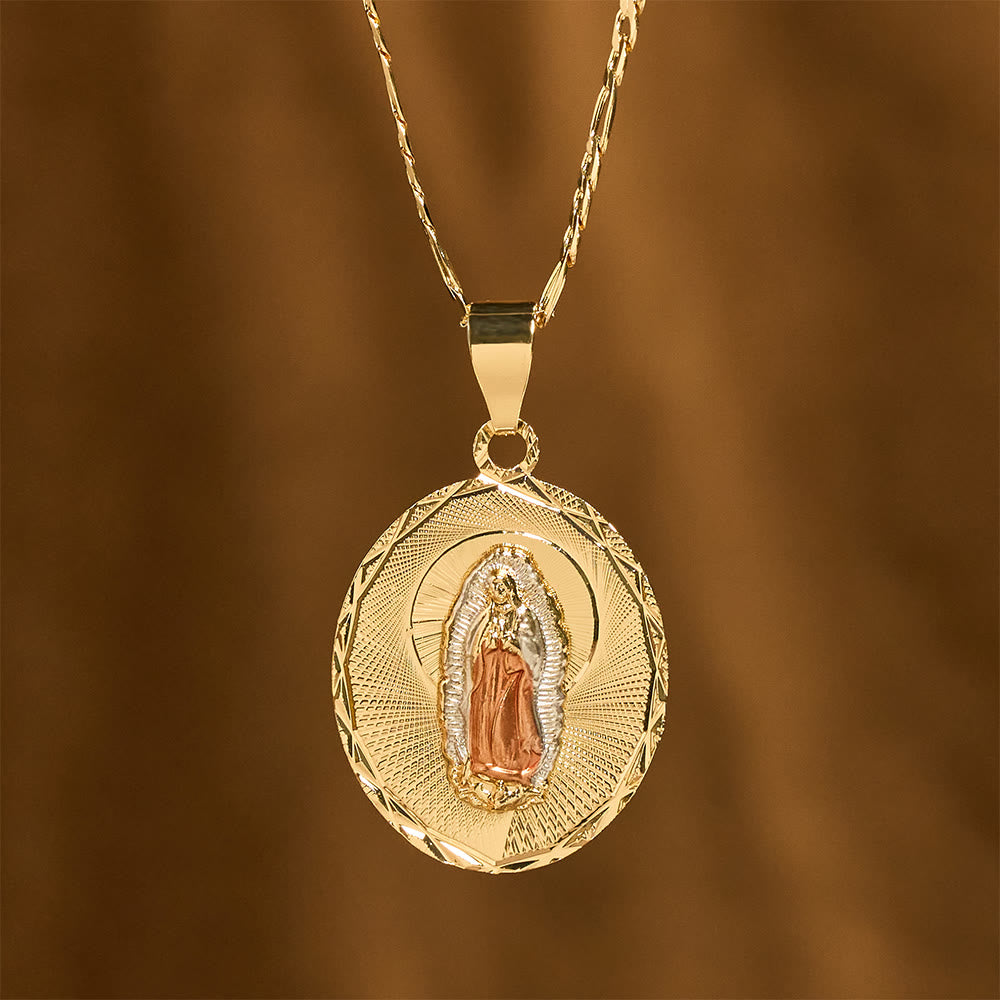 Collar con Medallón Ovalado Radiante de la Virgen María en Cuatro Estilos: Bendición Celestial