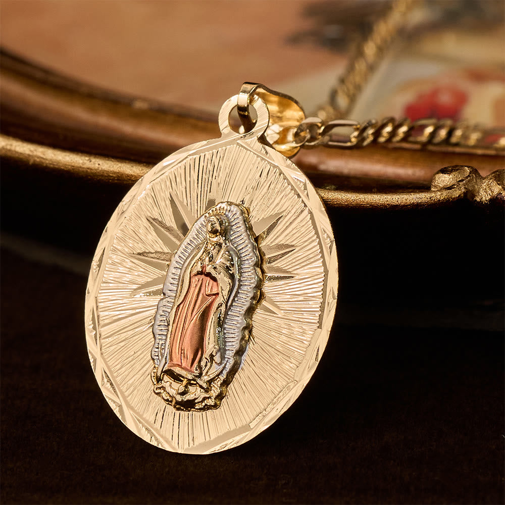 Collar con Medallón Ovalado Radiante de la Virgen María en Cuatro Estilos: Bendición Celestial