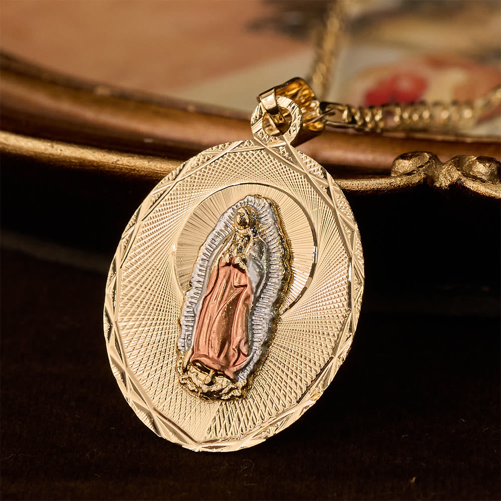 Collar con Medallón Ovalado Radiante de la Virgen María en Cuatro Estilos: Bendición Celestial