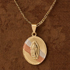 Collar con Medallón Ovalado Radiante de la Virgen María en Cuatro Estilos: Bendición Celestial