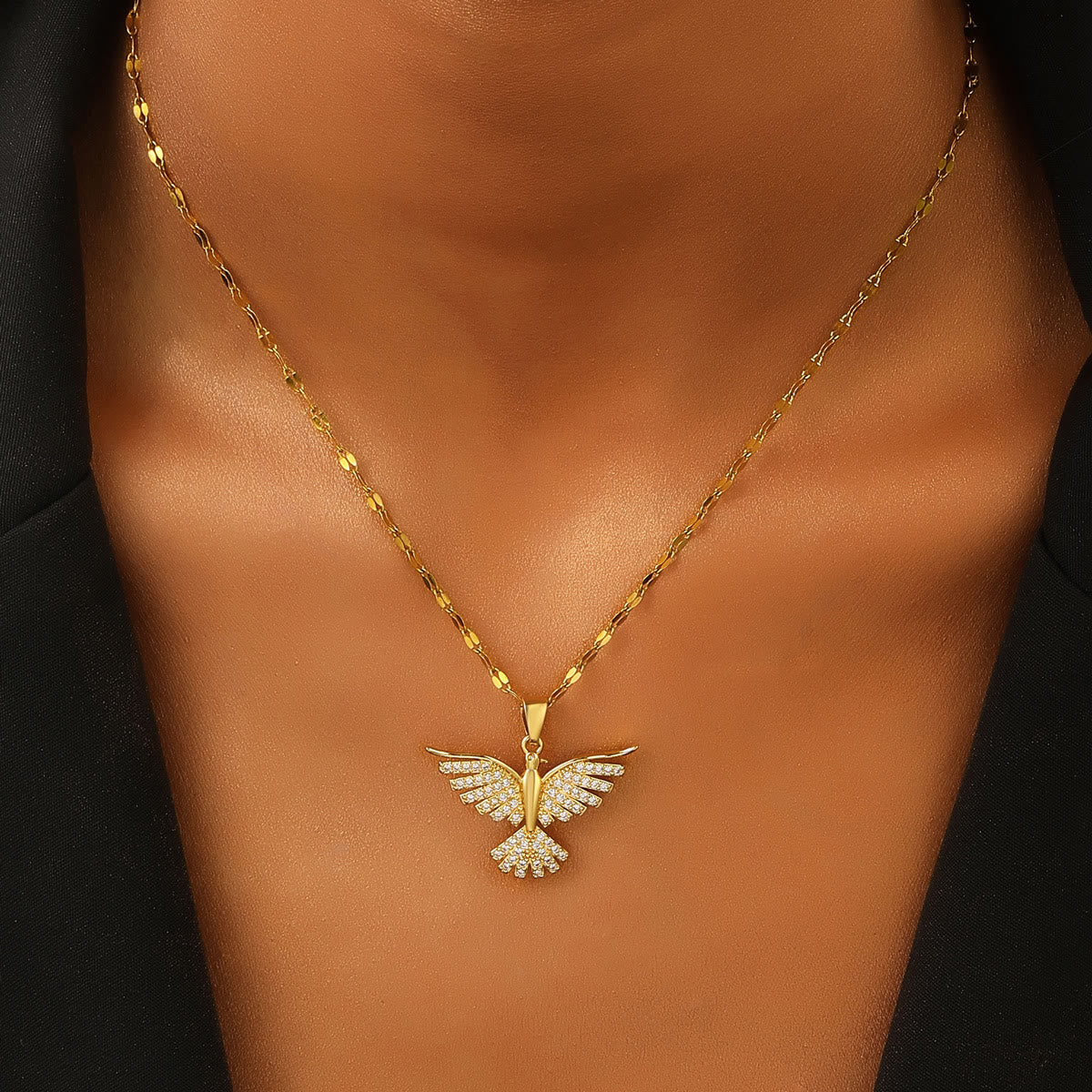 Collar Brillante de Paloma Alada del Espíritu Santo: Emblema de Guía Divina