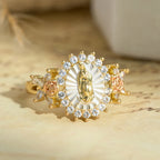 Anillo de Circonia de la Virgen Radiante con Rosas: Lleva la Luz del Amor Maternal