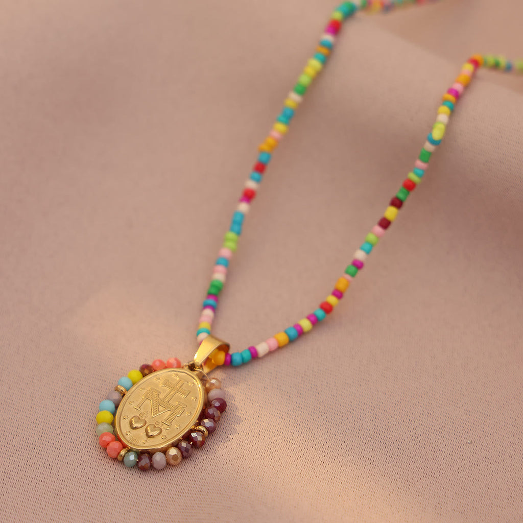 Collar con Medalla de la Virgen con Borde de Cuentas: Emblema de Devoción Mariana