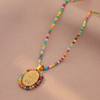 Collar con Medalla de la Virgen con Borde de Cuentas: Emblema de Devoción Mariana