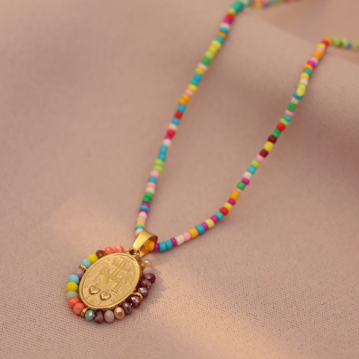 Collar con Medalla de la Virgen con Borde de Cuentas: Emblema de Devoción Mariana