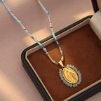 Collar con Medalla de la Virgen con Borde de Cuentas: Emblema de Devoción Mariana