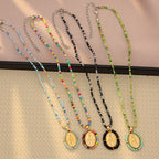 Collar con Medalla de la Virgen con Borde de Cuentas: Emblema de Devoción Mariana