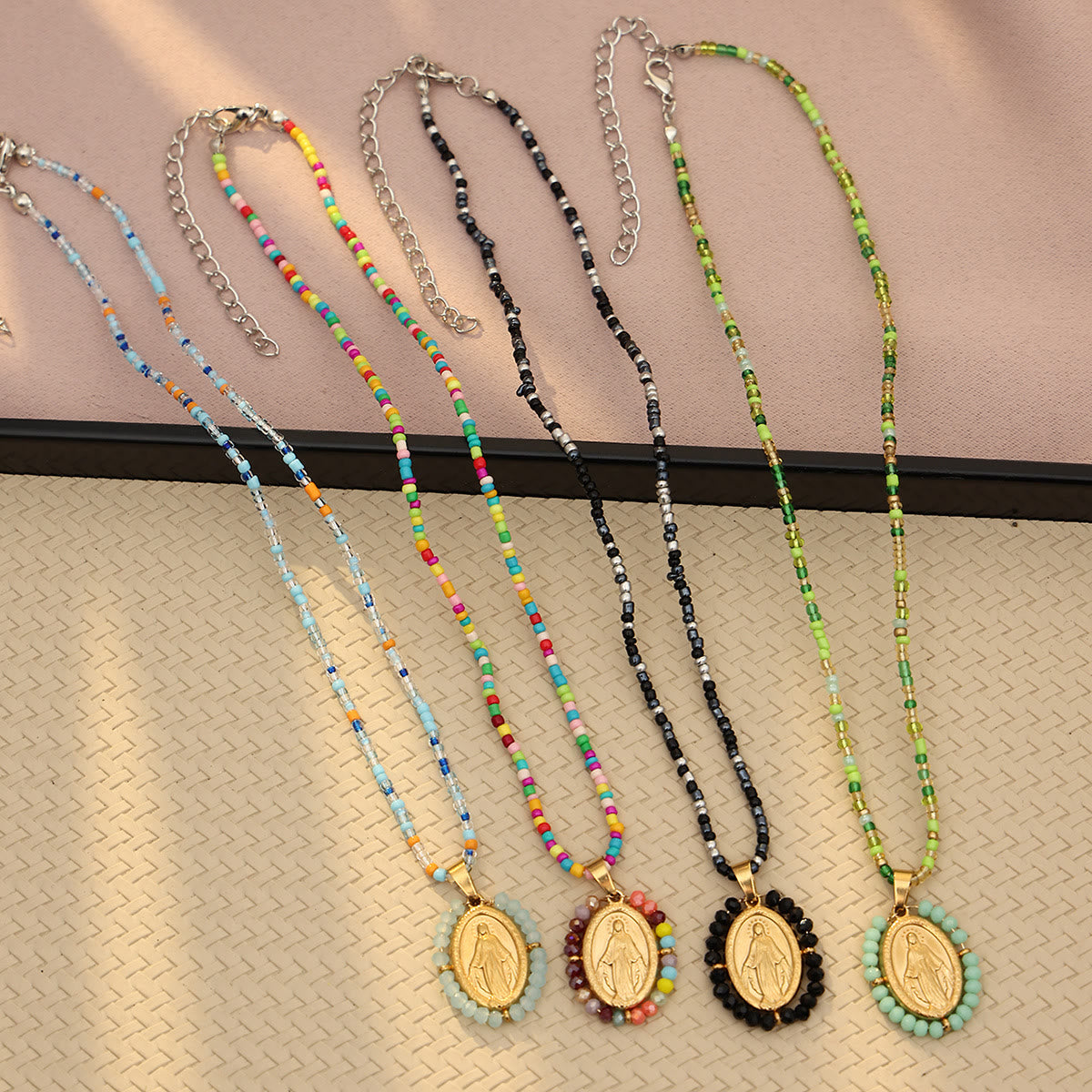 Collar con Medalla de la Virgen con Borde de Cuentas: Emblema de Devoción Mariana