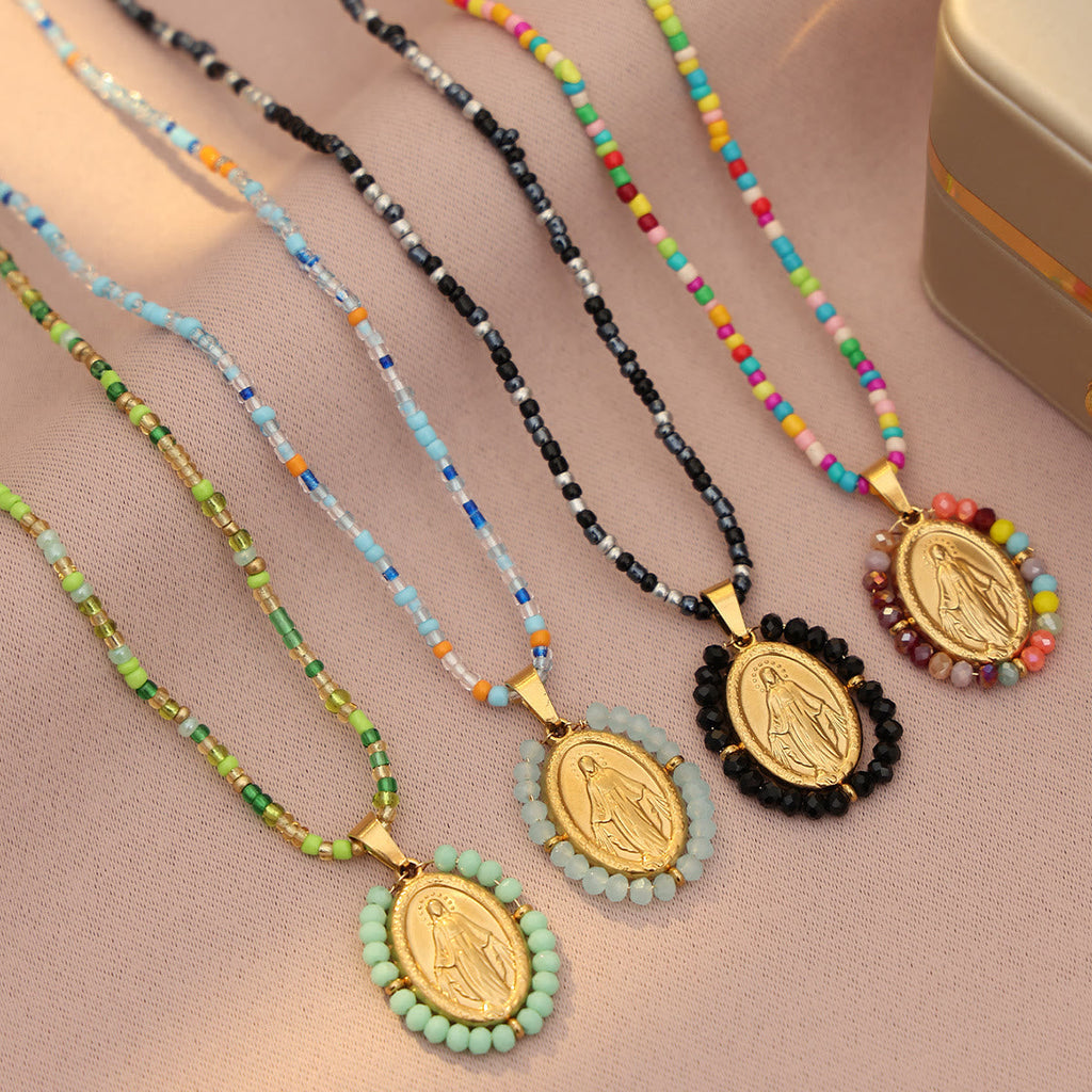 Collar con Medalla de la Virgen con Borde de Cuentas: Emblema de Devoción Mariana
