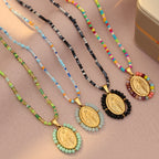 Collar con Medalla de la Virgen con Borde de Cuentas: Emblema de Devoción Mariana