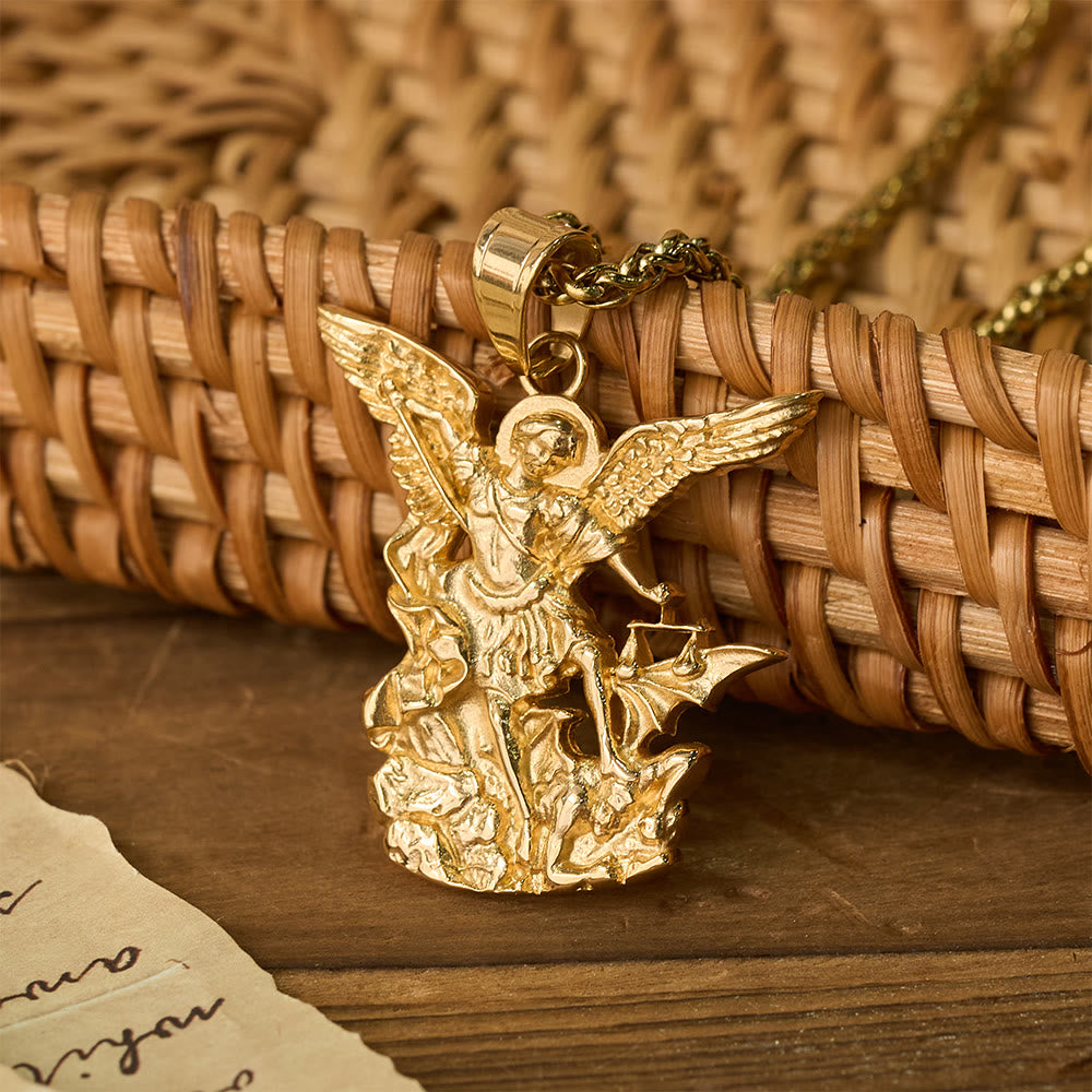 Collar con Dije de San Miguel Arcángel Bicolor: Emblema de Protección Divina