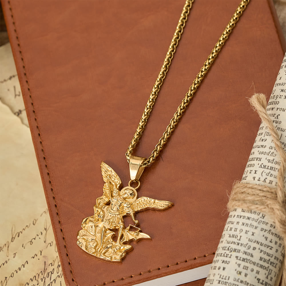 Collar con Dije de San Miguel Arcángel Bicolor: Emblema de Protección Divina