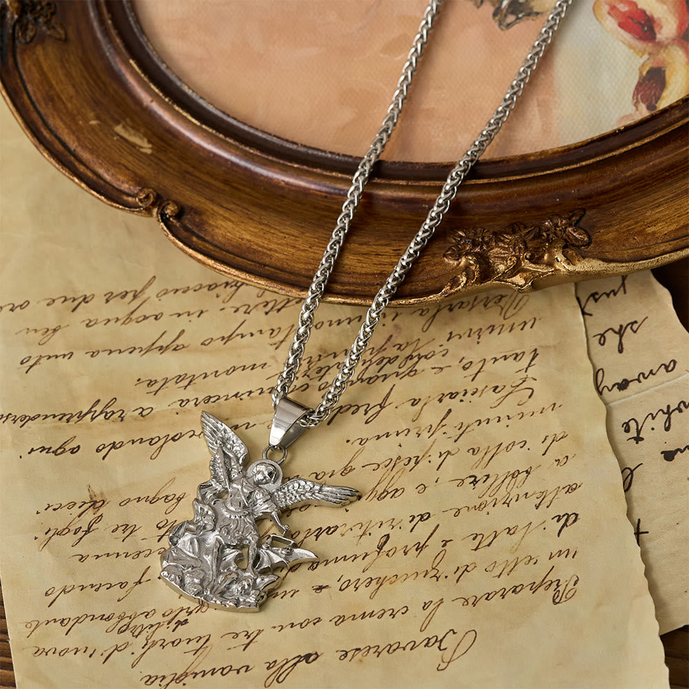 Collar con Dije de San Miguel Arcángel Bicolor: Emblema de Protección Divina