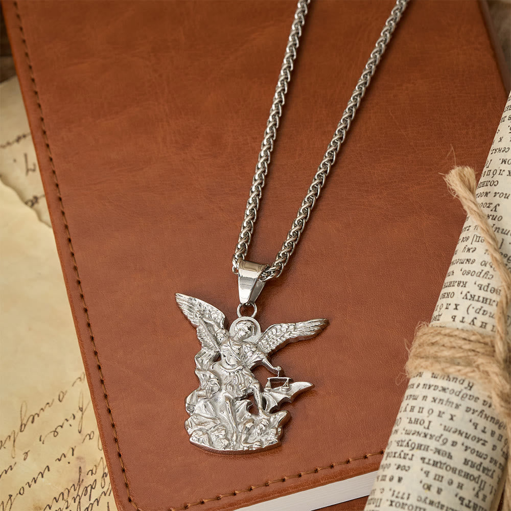 Collar con Dije de San Miguel Arcángel Bicolor: Emblema de Protección Divina