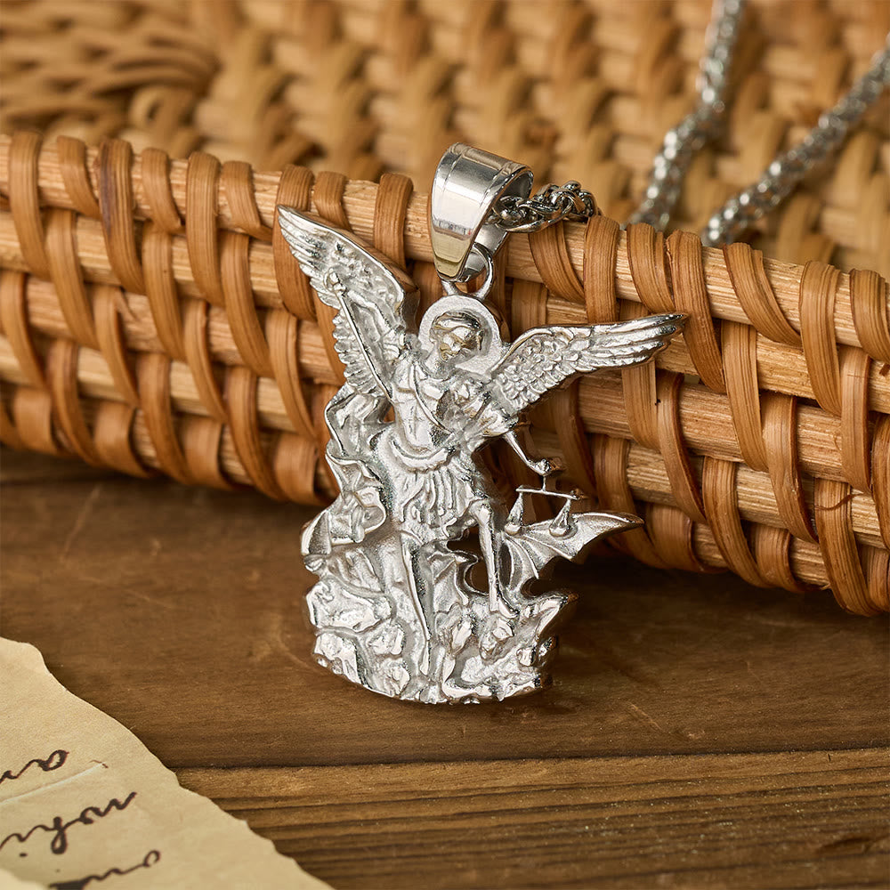 Collar con Dije de San Miguel Arcángel Bicolor: Emblema de Protección Divina
