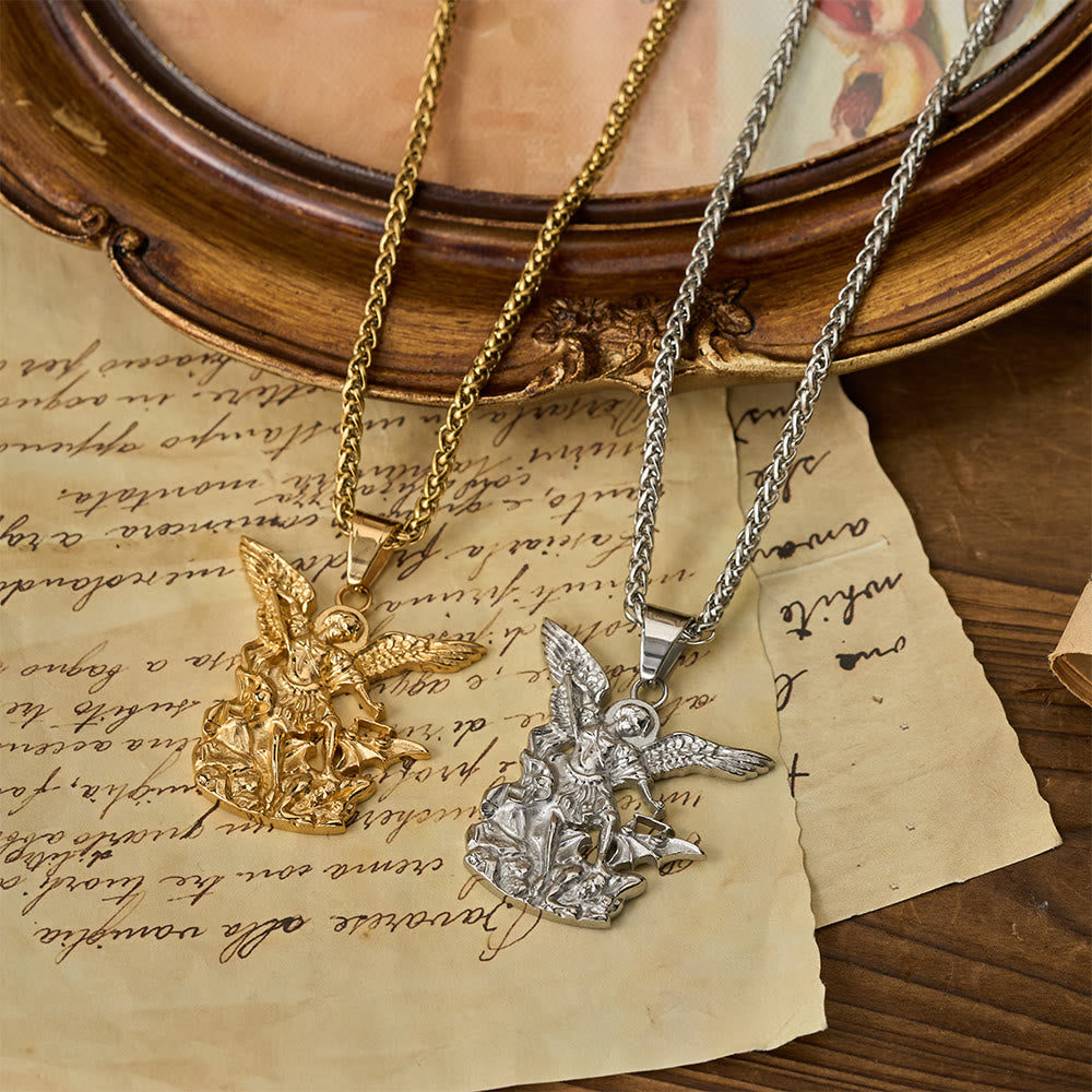Collar con Dije de San Miguel Arcángel Bicolor: Emblema de Protección Divina