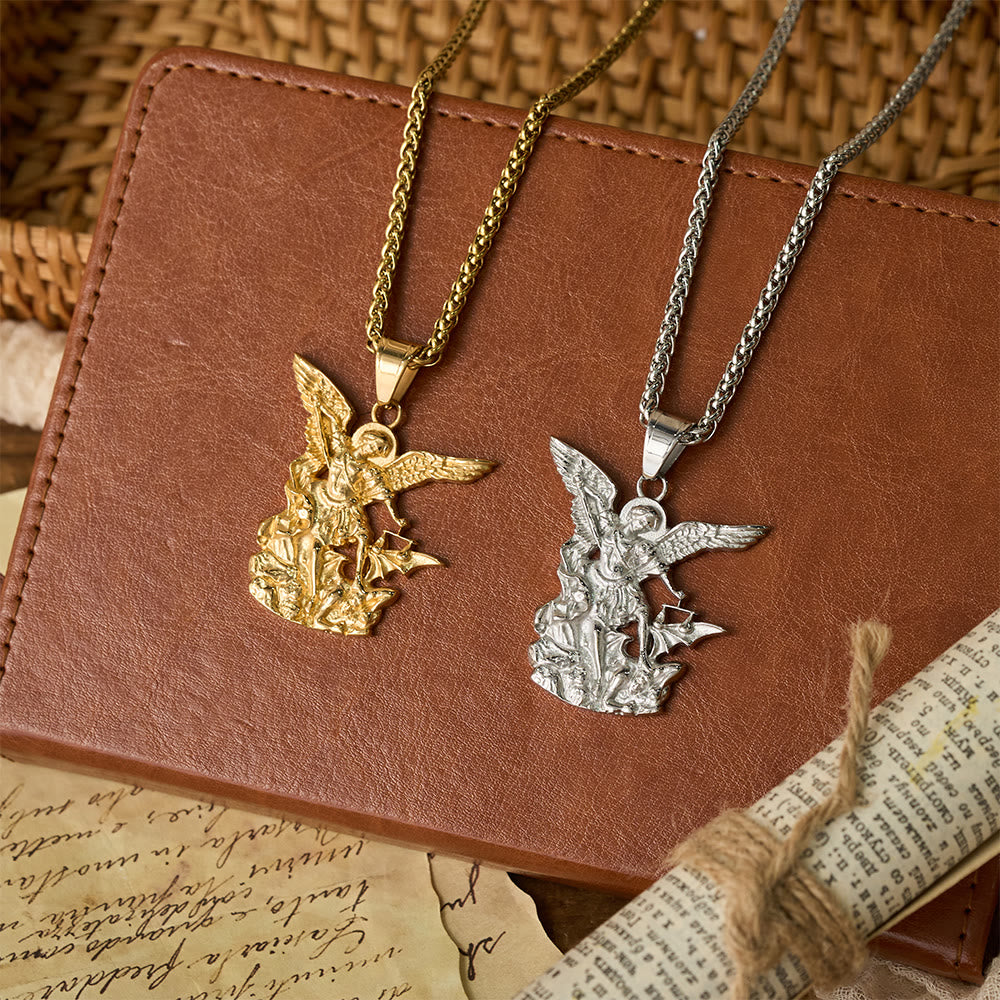 Collar con Dije de San Miguel Arcángel Bicolor: Emblema de Protección Divina